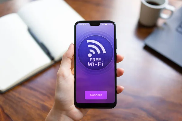 Бесплатное Wi-Fi соединение на экране мобильного телефона. Концепция Интернет и телекоммуникационных технологий . — стоковое фото