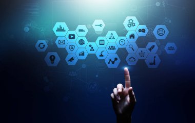 Sanal ekran, analiz ve büyük veri işleme panelinde karışık medya ve iş zekası simgeleri.