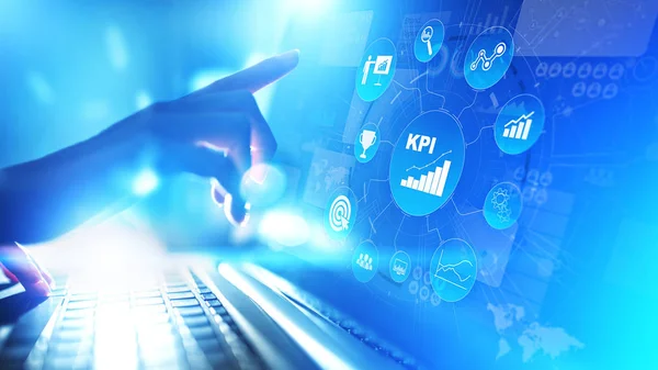 KPI -关键绩效指标。商业和工业分析。虚拟屏幕上的互联网和技术概念. — 图库照片