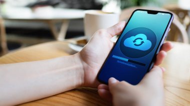 Cep telefonu bulut senkronizasyon işlemi aygıt ekranında. Teknoloji kavramı.
