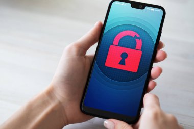 Güvenlik ihlali asma kilit simgesi cep telefonu ekran kilidini. Cyber koruma kavramı.