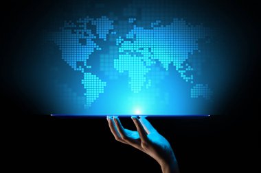 Dünya geniş harita hologram sanal ekran üzerinde. Küresel iş ve telekomünikasyon teknolojisi kavramı.