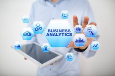 İş analytics kavramı sanal ekrandaki.