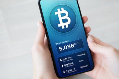 Bitcoin cüzdan arabirimi smartphone ekranında. Cryptocurrency ödemeleri ve blockchain teknoloji kavramı.