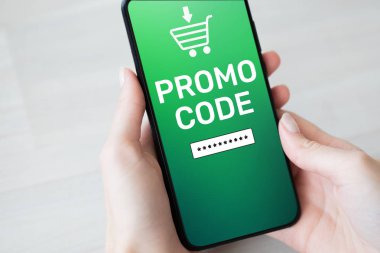 Promo kodu indirim kupon numarası alanında cep telefonu ekran. İş ve pazarlama kavramı.