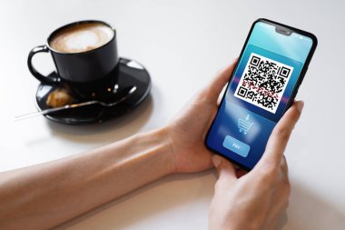 Ekranda tarama QR code cep telefonu. İş ve teknoloji kavramı.