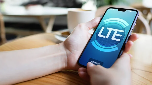 LTE, 5G, Мобильные технологии и телекоммуникационная концепция на экране смартфона . — стоковое фото