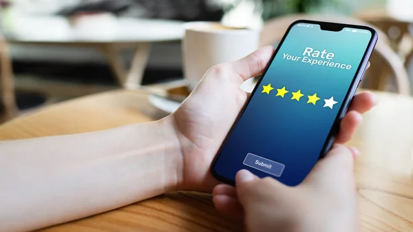 Vota la tua esperienza recensione di soddisfazione del cliente Five Stars sullo schermo del telefono cellulare. Concetto di tecnologia aziendale . — Foto Stock