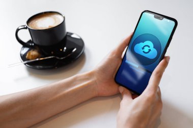 Cep telefonu bulut senkronizasyon işlemi aygıt ekranında. Teknoloji kavramı.