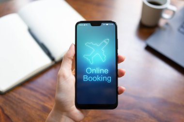 Hareket eden telefon ekranında uçuş rezervasyon application. İş ve teknoloji kavramı.