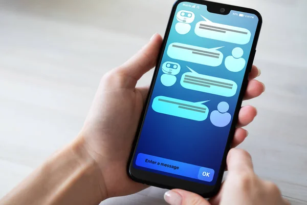 Dialogo cliente e chatbot sullo schermo dello smartphone. AI. Intelligenza artificiale e concetto di tecnologia di automazione dei servizi . — Foto Stock