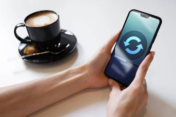 Software Actualizar la descarga de progreso en la pantalla del teléfono inteligente. Concepto de Internet y tecnología . — Foto de Stock