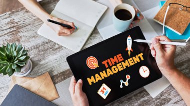 Zaman yönetimi metni ve simgeleri ekranda. İş ve kişisel büyüme kavramı.