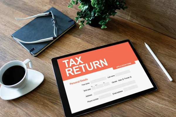 Online belastingaangifte aanvraag op het scherm. Bedrijfs- en financieringsconcept. — Stockfoto