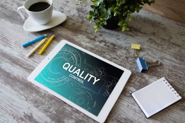 Aygıt ekranında kalite kontrol kavramı. İş ve teknoloji kavramı.