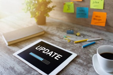 Aygıt ekranındaki durum çubuğunu güncelle. Yazılım geliştirme ve teknoloji kavramı.