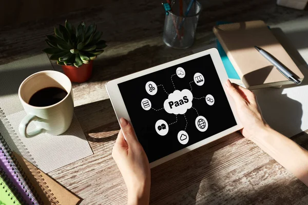 PaaS - Piattaforma come servizio. Tecnologia e concetto di internet sullo schermo. — Foto Stock