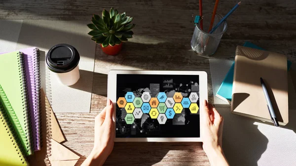 Tillämpning och diagram på enhetens skärm. Affärskontroll panel och appar utvecklingskoncept. — Stockfoto