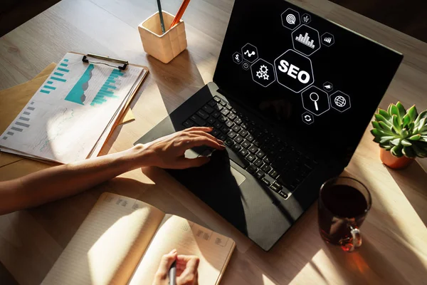 SEO - Arama motoru optimizasyonu. Ekranda dijital pazarlama kavramı.