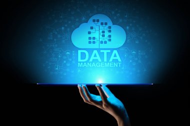 Veri yönetim sistemi, bulut teknolojisi, Internet ve iş kavramı.