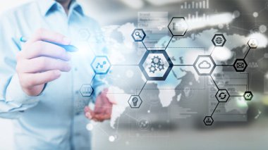 Otomasyon ve akıllı sanayi 4.0, şeylerin çok Internet, dişliler ve sistem yapısı sanal ekran üzerinde. İş ve teknoloji kavramı.