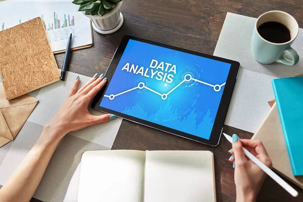 画面上のデータ分析 インターネットと技術の概念 — ストック写真