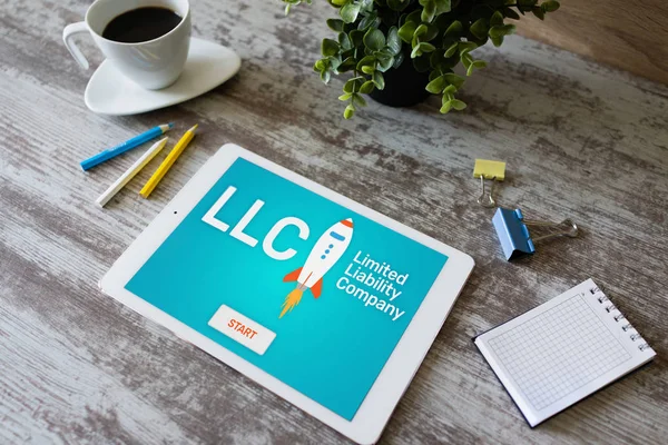 LLC Limited Liability Company. Bedrijfsstrategie en technologieconcept. — Stockfoto