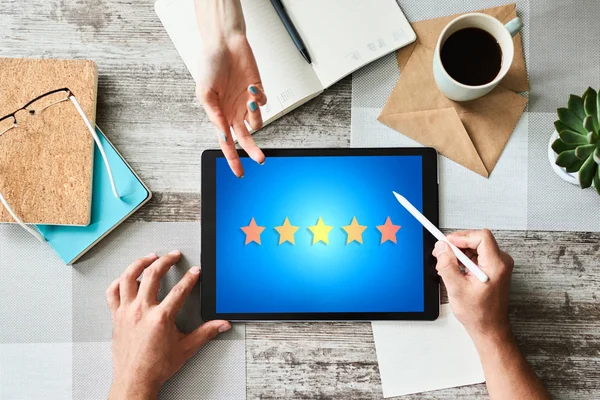 客户体验满意度，反馈，评审。设备屏幕上的星象图标. — 图库照片