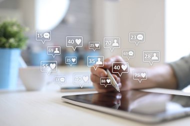 SMM, sever, takipçileri ve sanal ekranda ileti simgeleri. Sosyal medya pazarlama. İş ve internet kavramı.