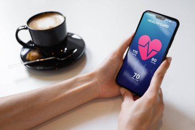 Sağlık denetim uygulaması darbe ve arteriyel basınç kontrolü ile smartphone üzerinde. Modern tıbbi teknoloji kavramı.