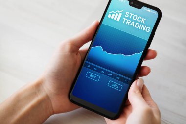 Mobil uygulama ile hisse senedi grafiği smartphone ekranında ticaret. Forex yatırım iş teknoloji kavramı.