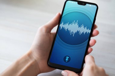Ses tanıma kullanma smartphone ekranında. Yapay zeka ve derin öğrenme kavramı.
