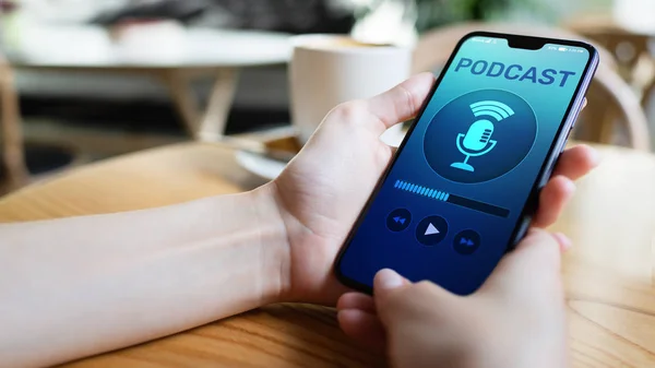 Podcast afspelen of opnemen van toepassing op mobiele telefoon scherm. Internet radio media concept. — Stockfoto