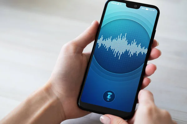 Aplicação de reconhecimento de voz na tela do smartphone. Inteligência artificial e conceito de aprendizagem profunda . — Fotografia de Stock
