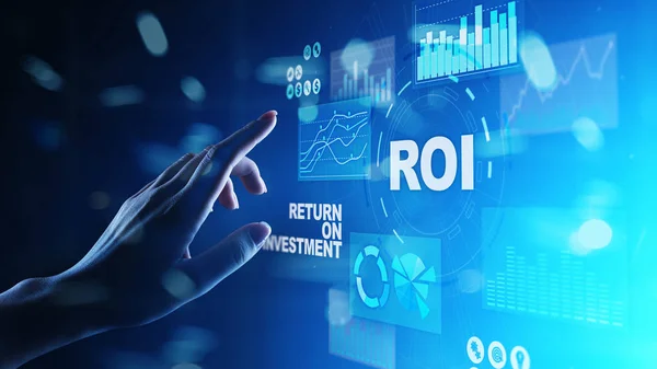 ROI - Retorno de la inversión, Trading y concepto de crecimiento financiero en pantalla virtual . — Foto de Stock