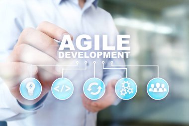 Çevik geliştirme, yazılım ve uygulama kavramı sanal ekran üzerinde programlama.