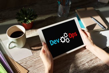 DevOps - Yazılım inşaatının her aşamasında Otomasyon ve izleme döngüleri.