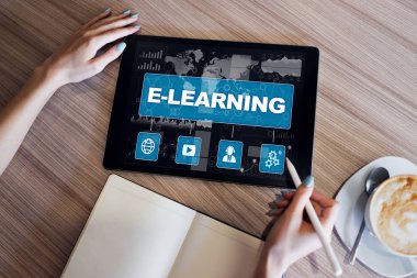Cihaz ekranında E-eğitim, online eğitim kavramı.