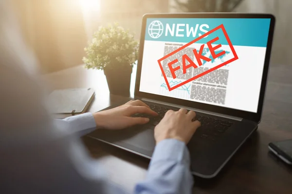 Fake News Manipulation Medien TV Desinformation Zeitung Business Internet Technologie Konzept. — Stockfoto