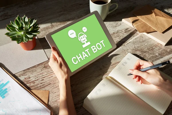 Icône Chatbot sur l'écran de l'appareil. Concept d'automatisation du support client. — Photo