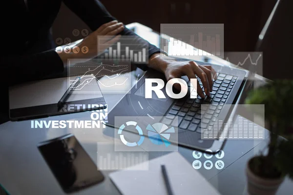 ROI Retorno de la inversión. Mercado financiero Trading y concepto económico en pantalla virtual . — Foto de Stock