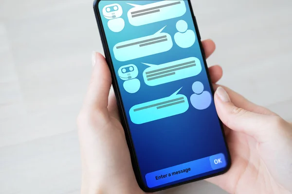 Diálogo de cliente y chatbot en la pantalla del teléfono inteligente. AI. Inteligencia artificial y concepto de tecnología de automatización de servicios . — Foto de Stock