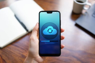 Cep telefonu bulut senkronizasyon işlemi aygıt ekranında. Teknoloji kavramı.