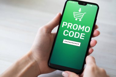 Promo kodu indirim kupon numarası alanında cep telefonu ekran. İş ve pazarlama kavramı.