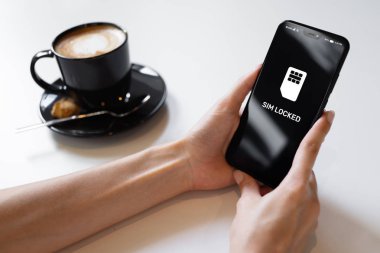 SIM cep telefonu ekranda mesaj kilitli. İletişim kavramı.