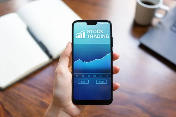 Aplicación de comercio móvil con gráfico del mercado de valores en la pantalla del teléfono inteligente. Concepto de tecnología de negocio de inversión Forex . — Foto de Stock