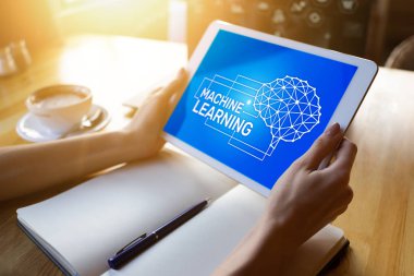 Makine öğrenimi, yapay zeka ve akıllı teknoloji konsepti cihaz ekranında.