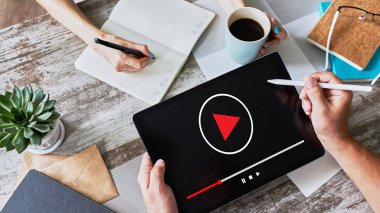 Aygıt ekranındaki video oynatıcı penceresi. İnternet pazarlama ve reklam kavramı.