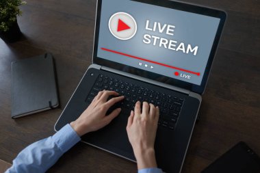 İnternet üzerinden canlı yayın yap ya da video ve ses yayını al. Dijital pazarlama ve reklam kavramı.