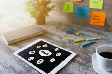 Servis olarak PaaS-Platform. Ekranda teknoloji ve internet kavramı.